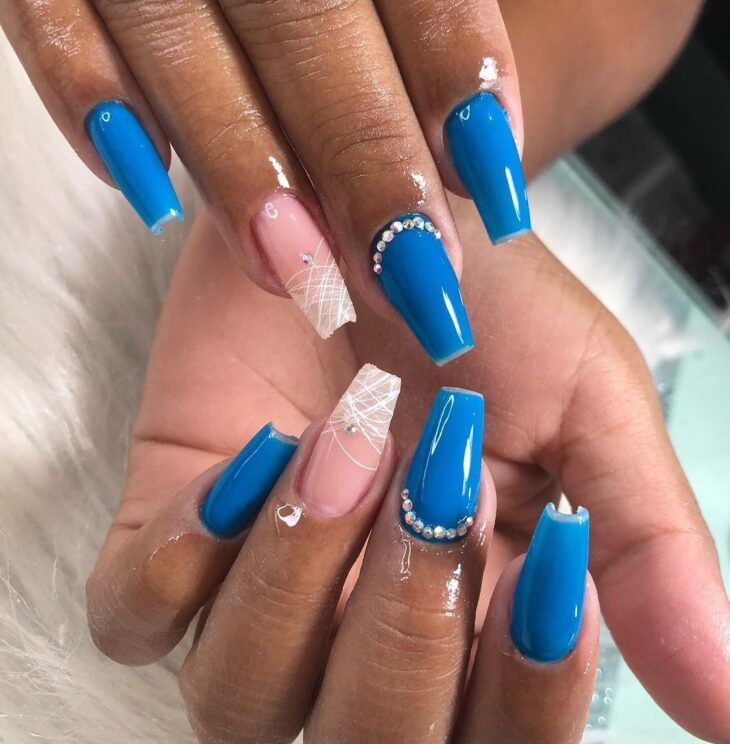 unha azul royal decorada simples