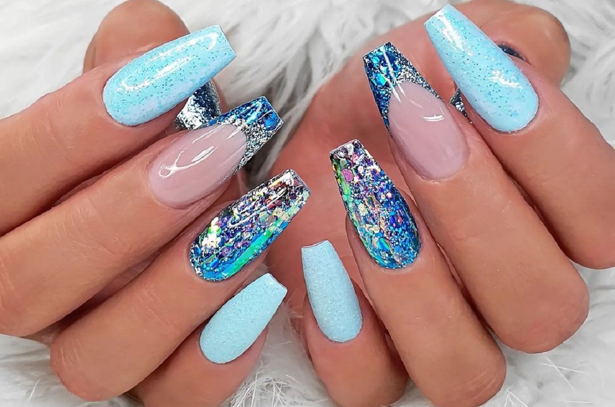 unha azul royal para casamento