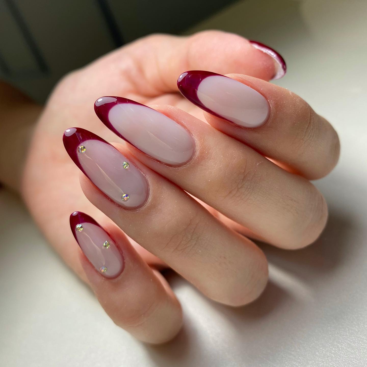unha filha única bordô com glitter