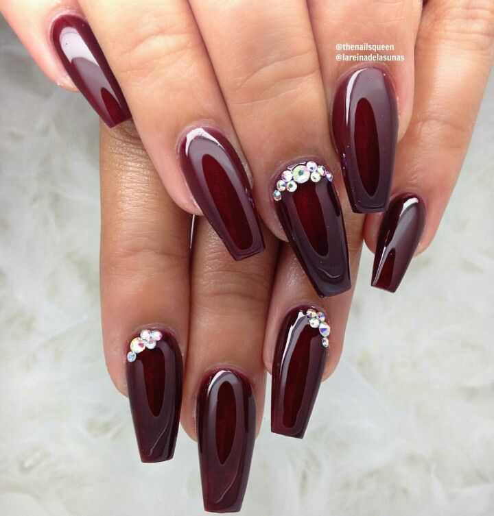 unhas em tons de bordô