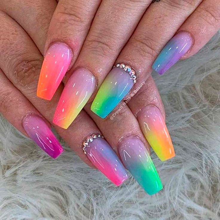 unhas coloridas carnaval