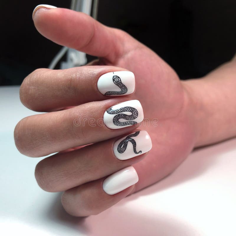 nail art cobra minimalista