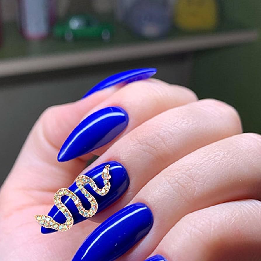 nail art cobra minimalista