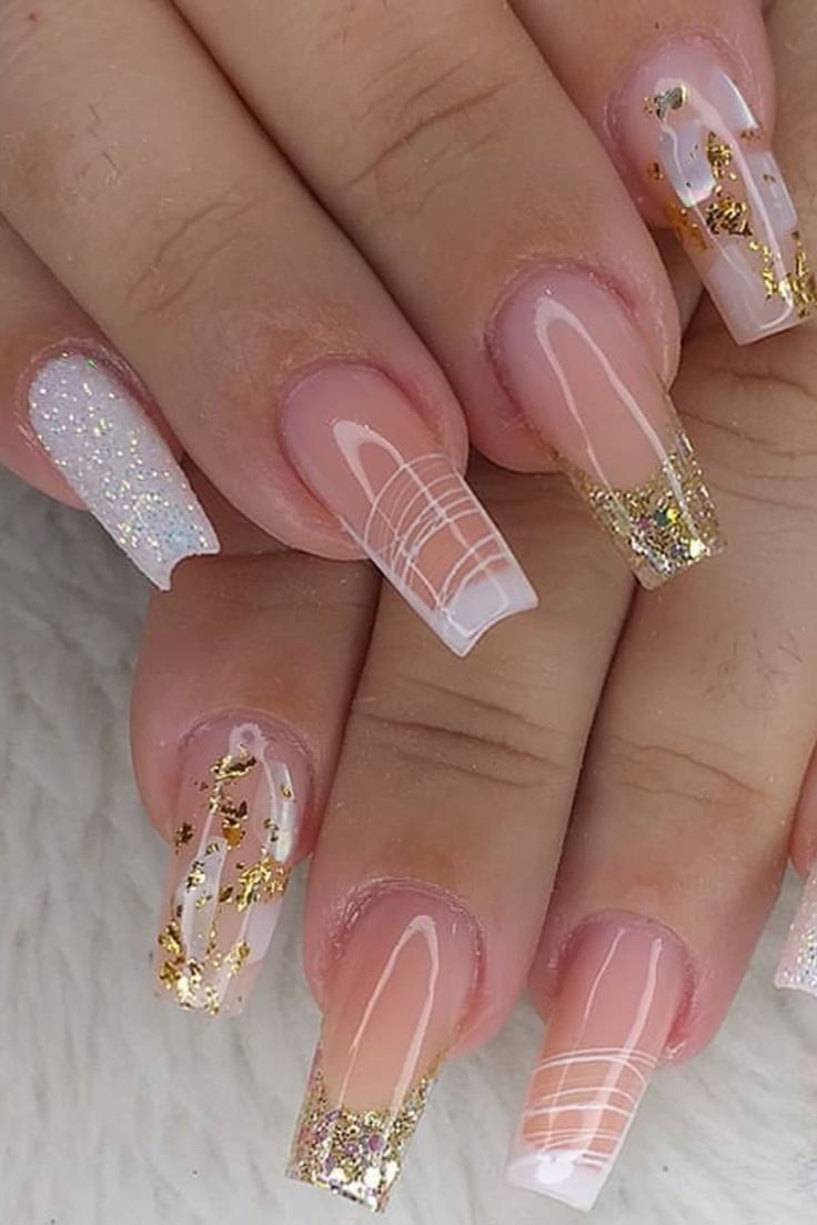 unha branca com detalhe dourado