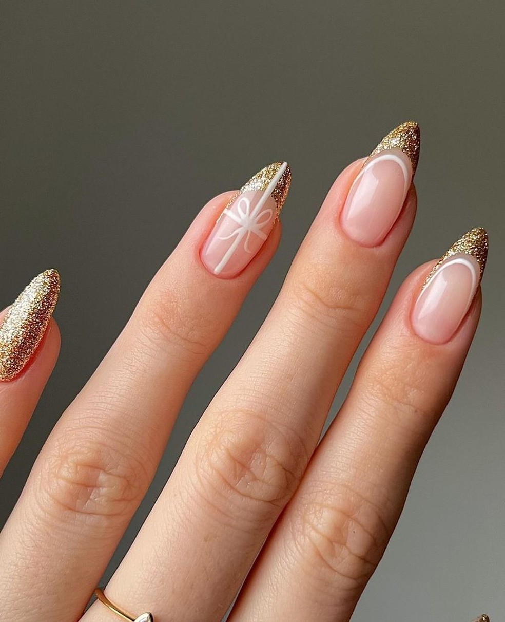 unhas douradas e brancas elegantes