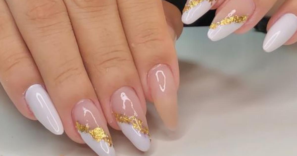 unha com glitter dourado e base branca
