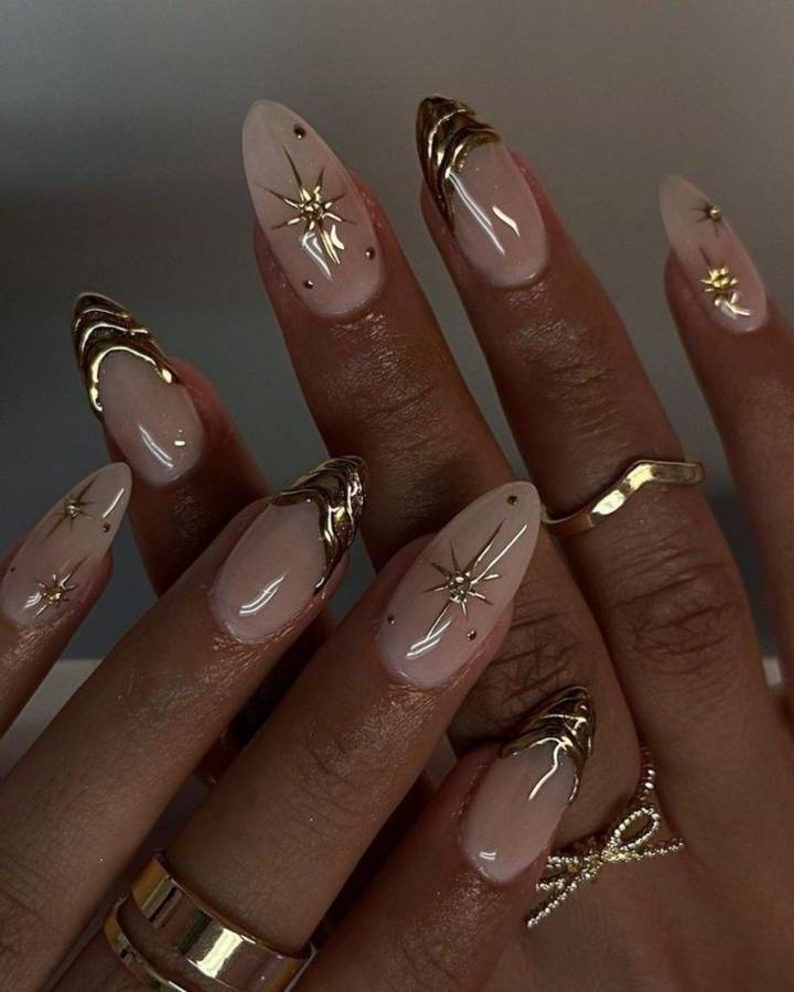 unha fosca branca com dourado