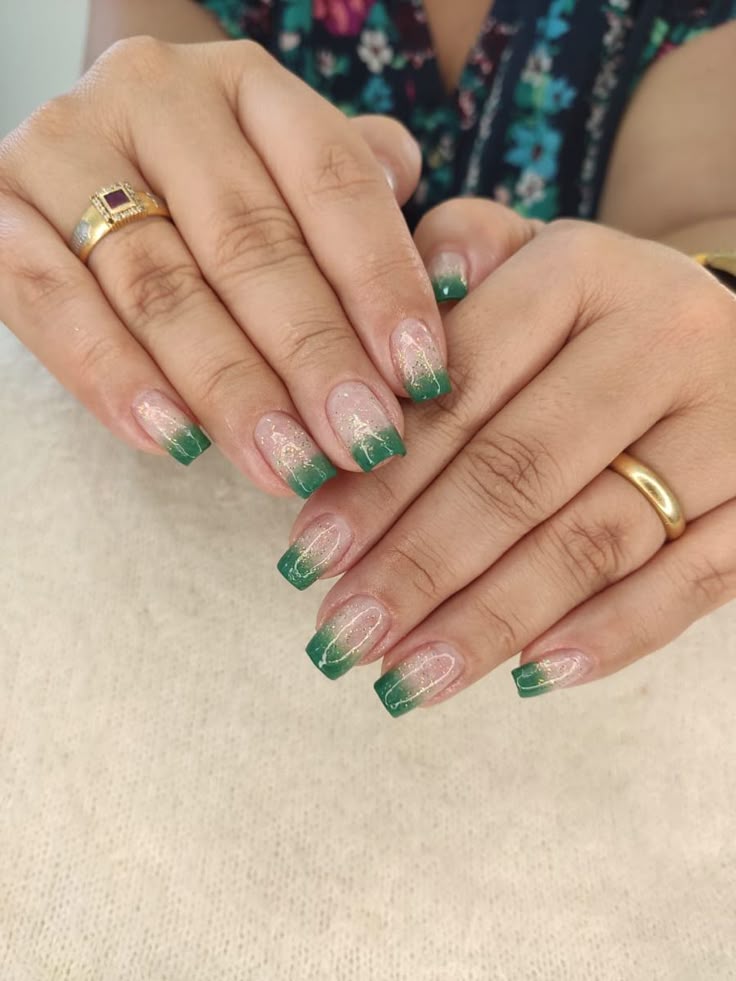 unha decorada verde militar