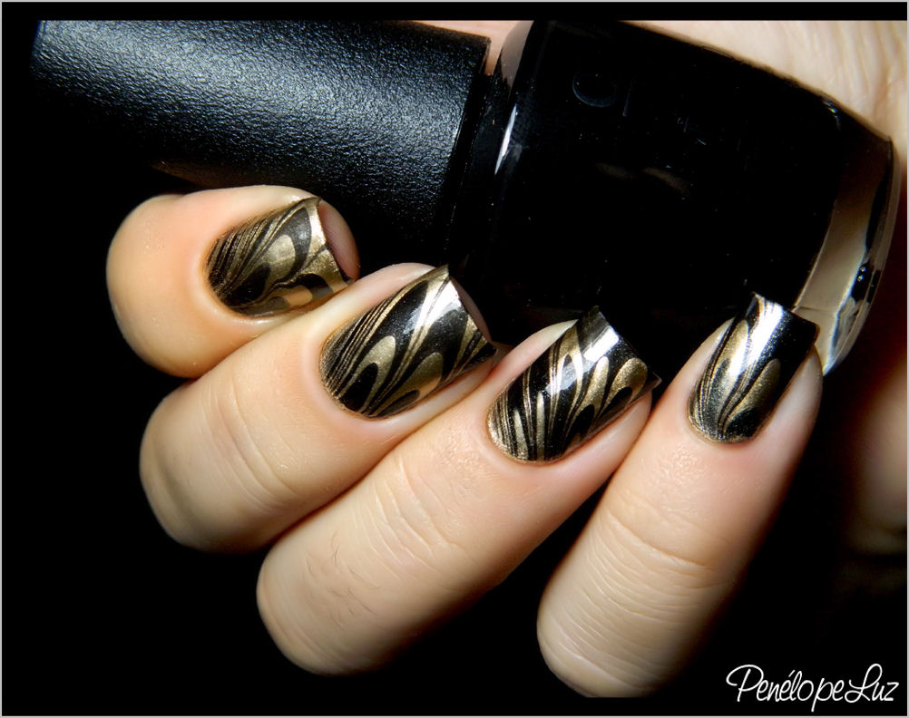 unha preta com glitter dourado