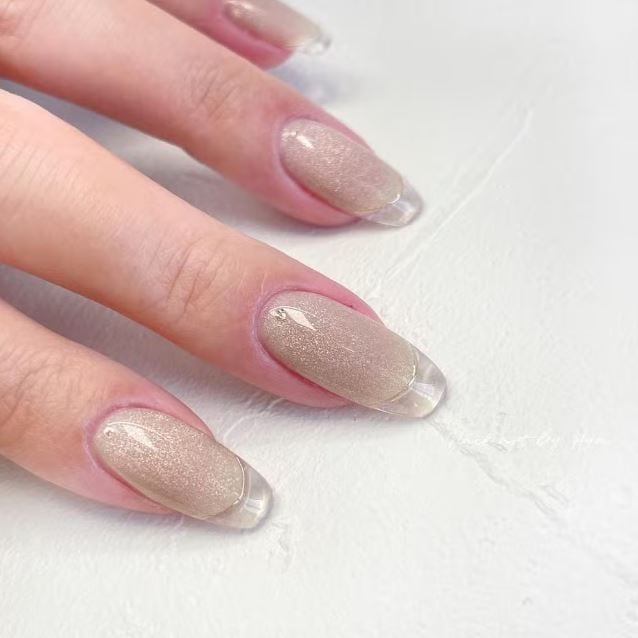 unha transparente encapsulada com flores