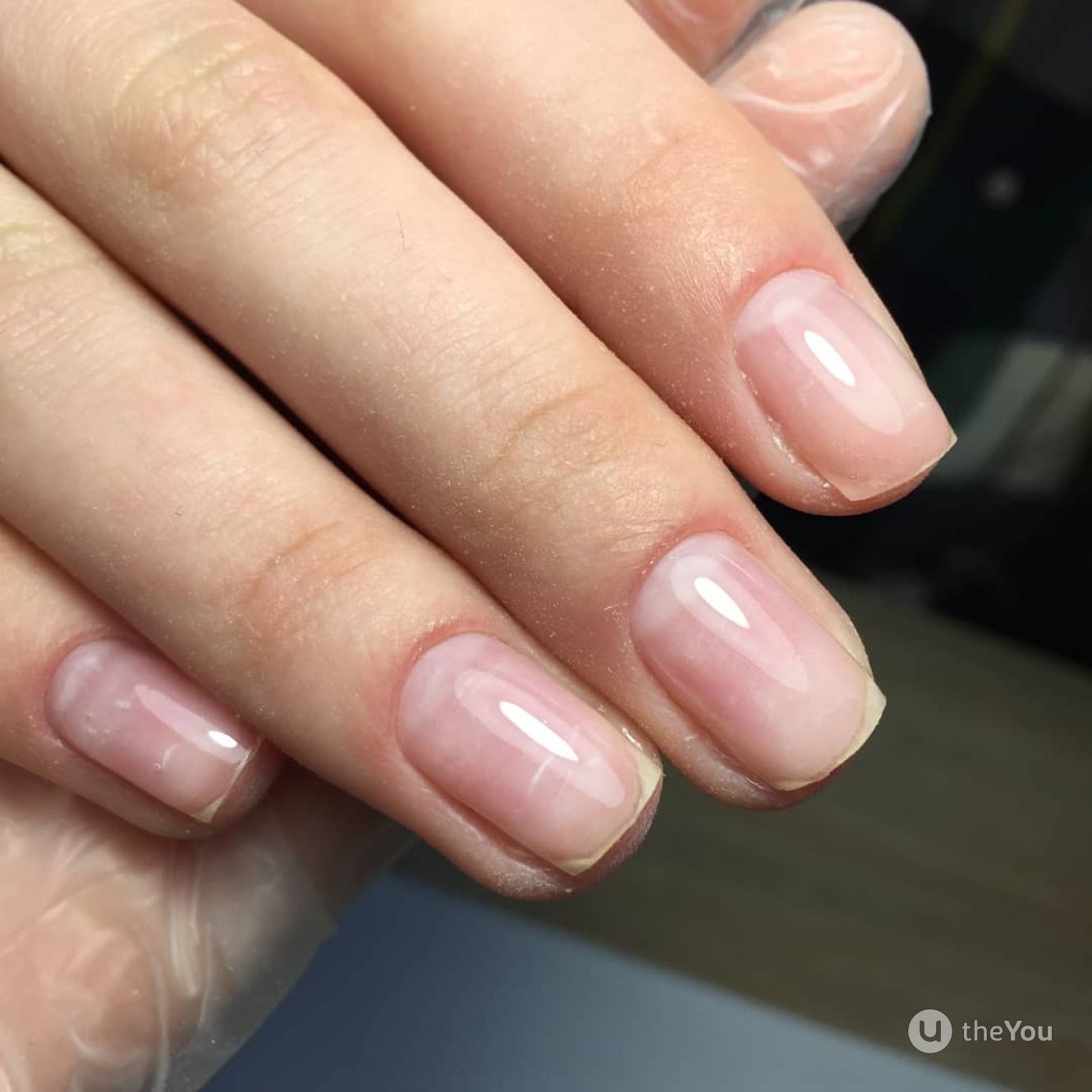 unha transparente encapsulada com glitter