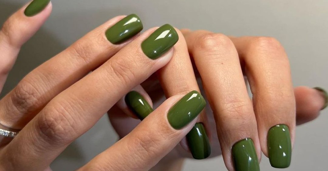 nail art verde oliva minimalista