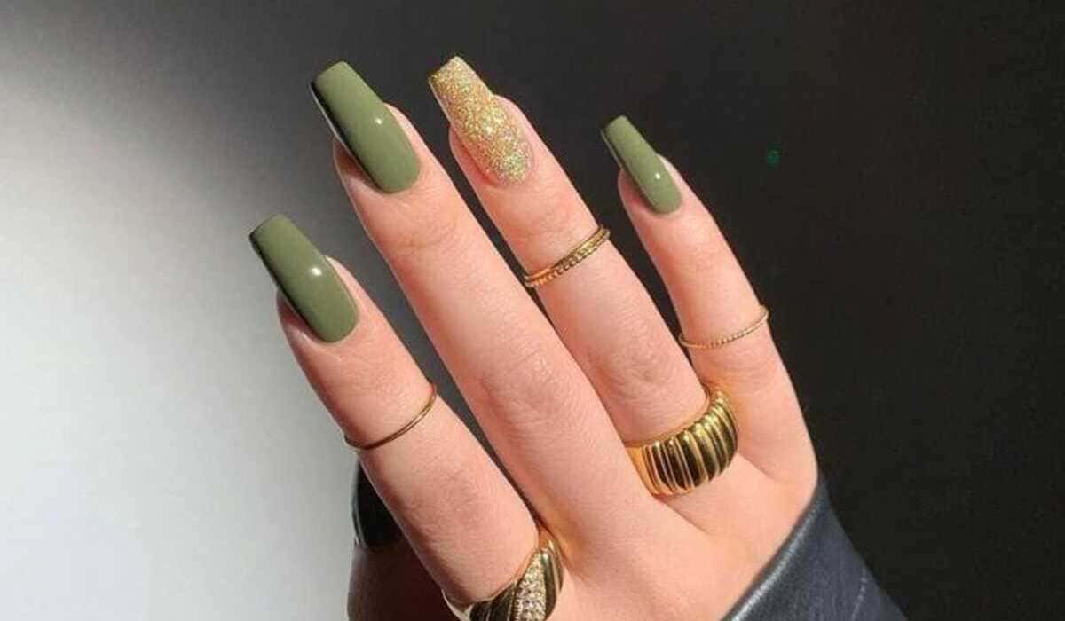 unha verde militar decorada