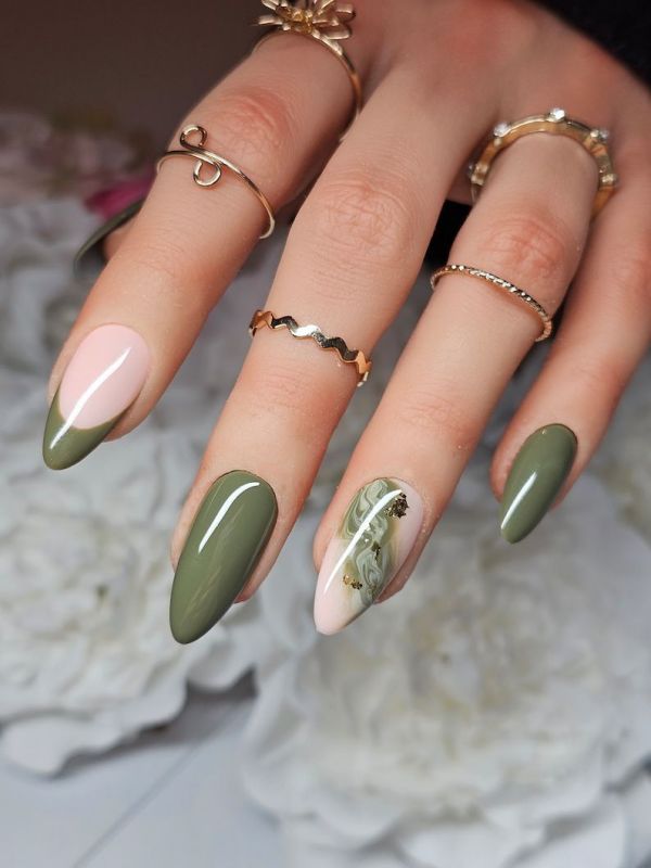 unha decorada verde com dourado