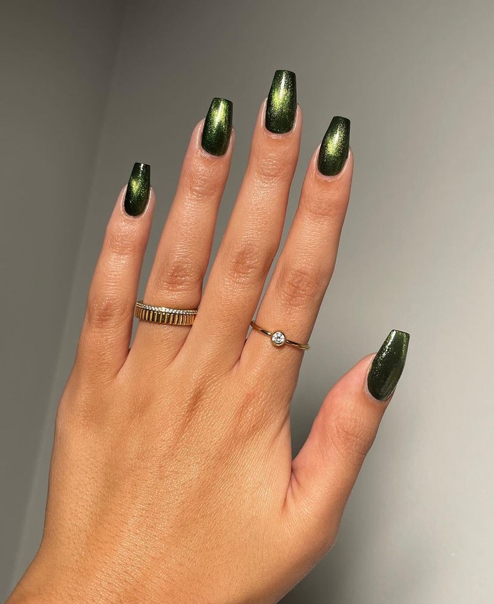 unha decorada verde com preto