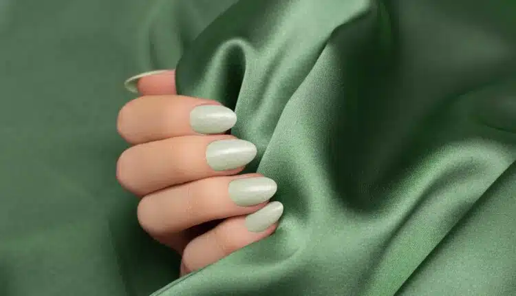 unha decorada verde com branco