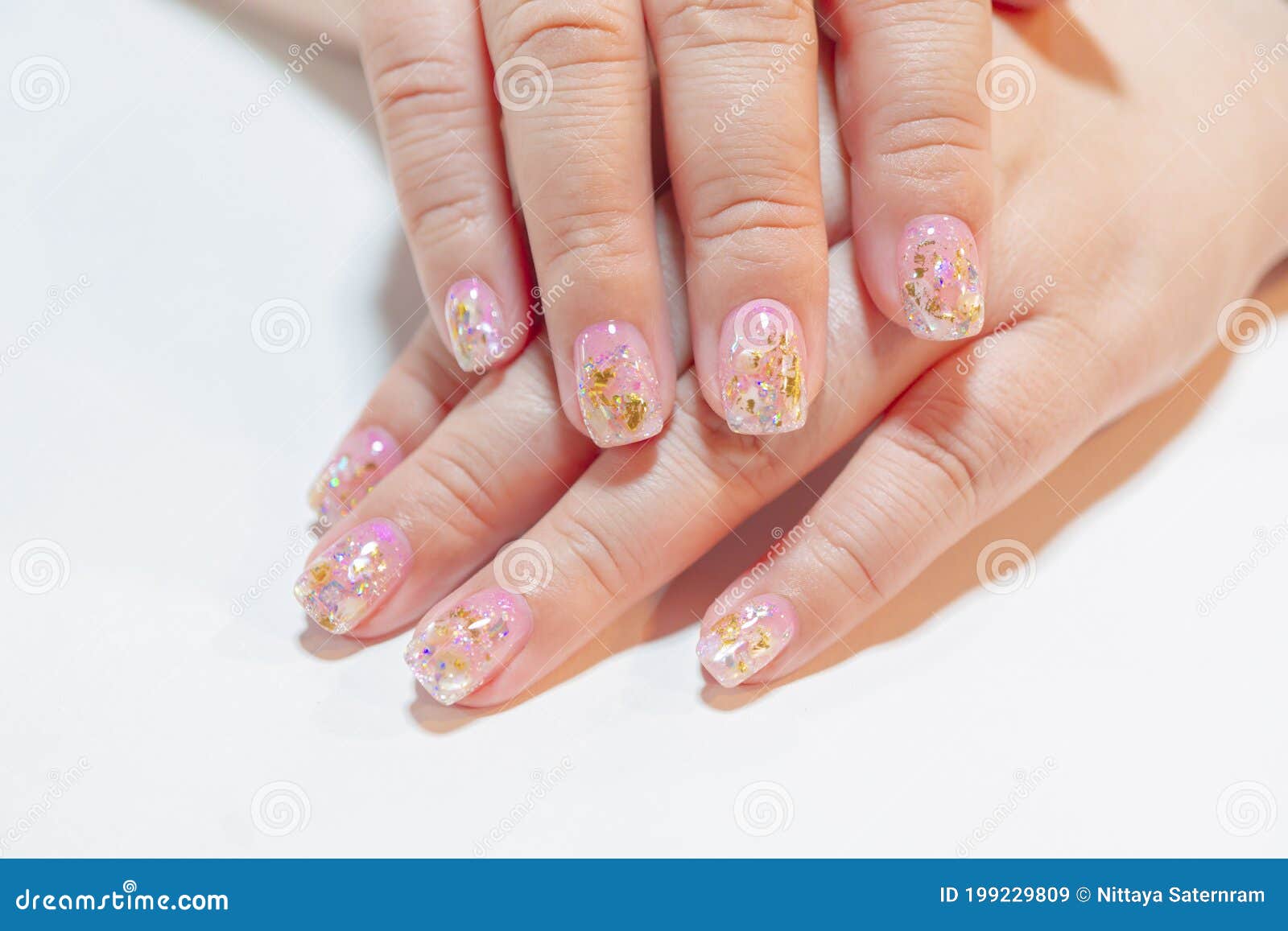 unha em gel com glitter encapsulado
