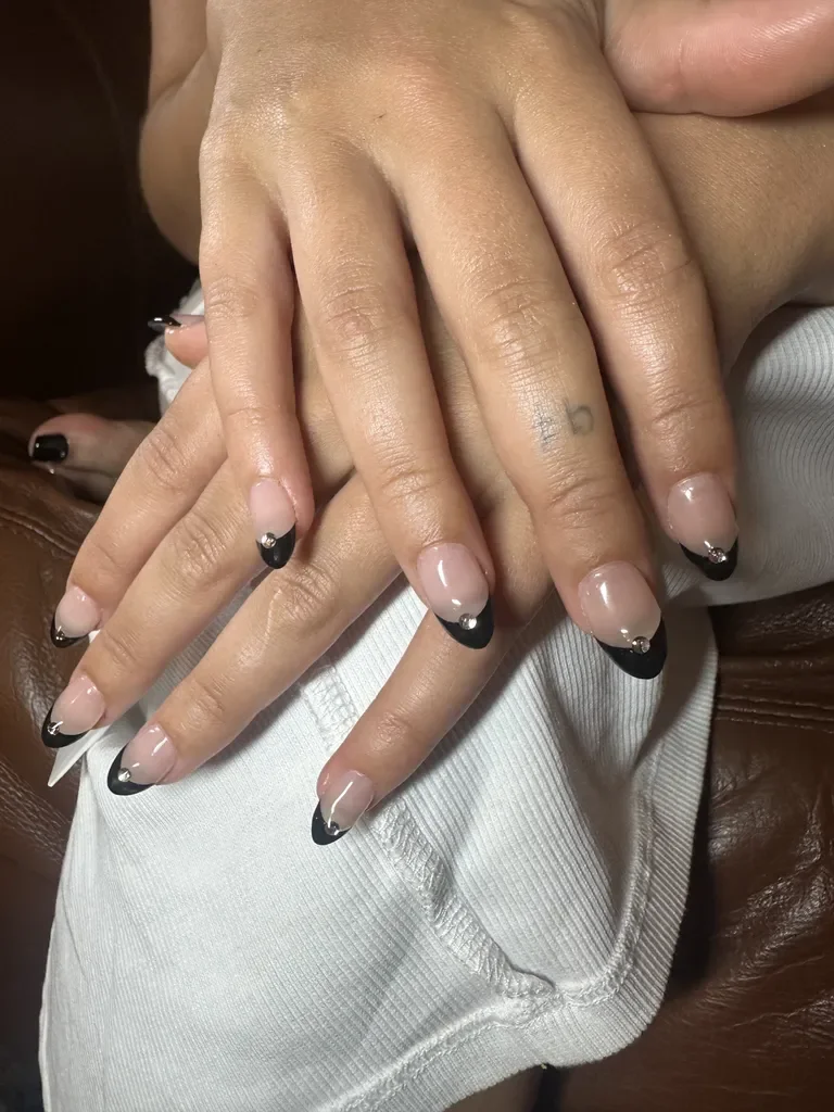 unha preta com francesinha glitter