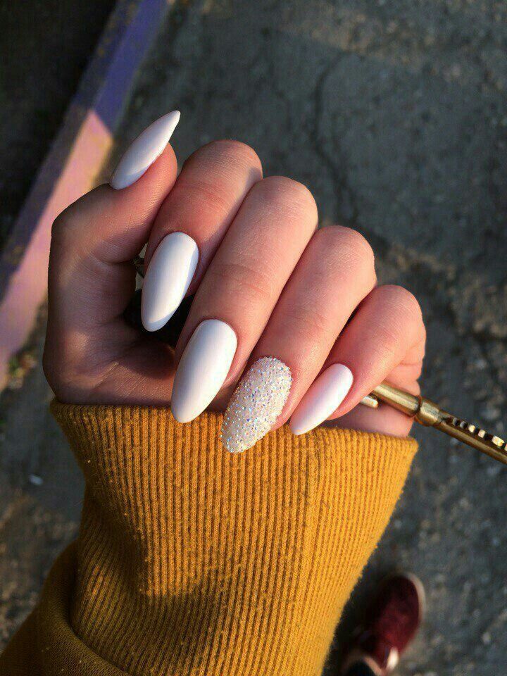unha oval branca minimalista