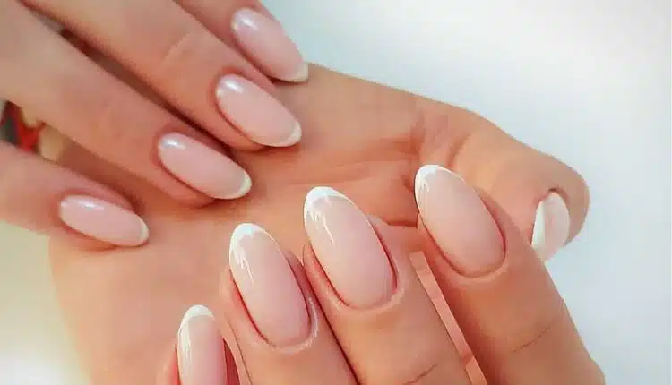 unha oval branca com dourado