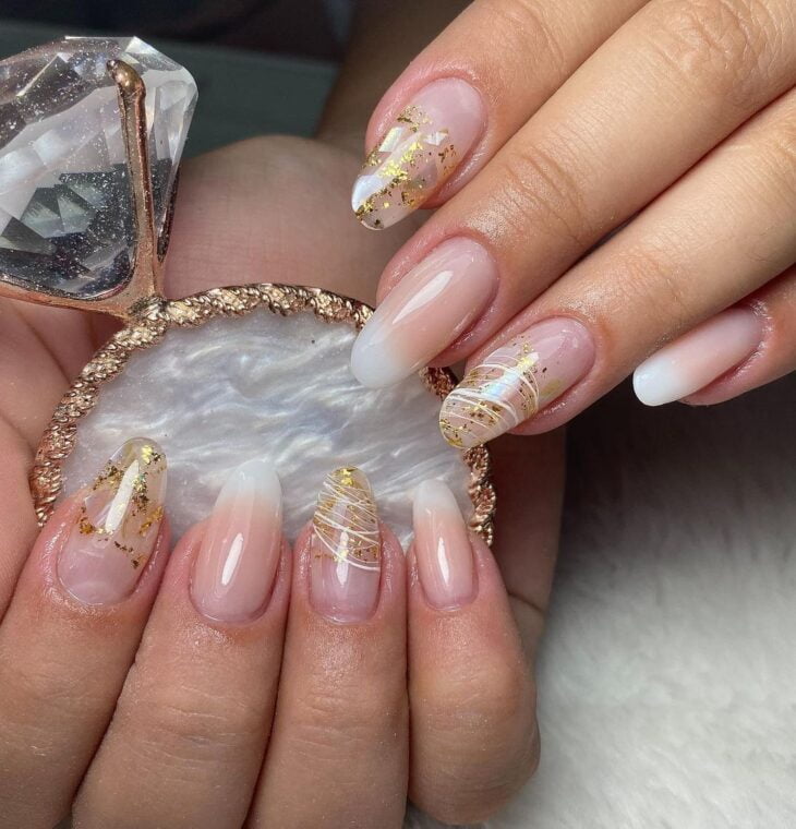 unha oval branca com glitter