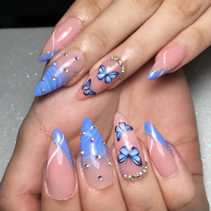unha de gel azul claro decorada