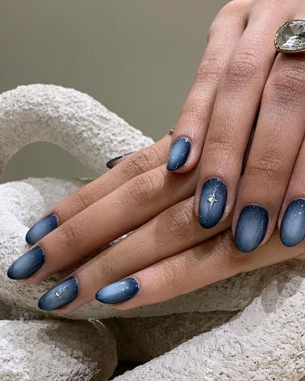 unha de gel azul claro decorada