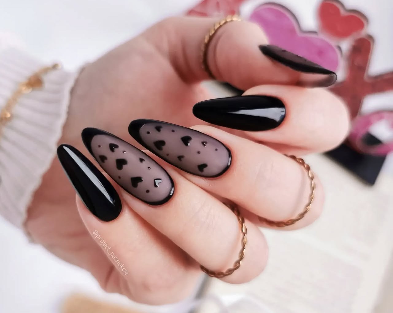 unha preta decorada com glitter