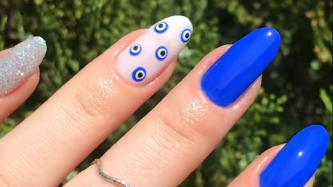 unhas redondas azuis decoradas