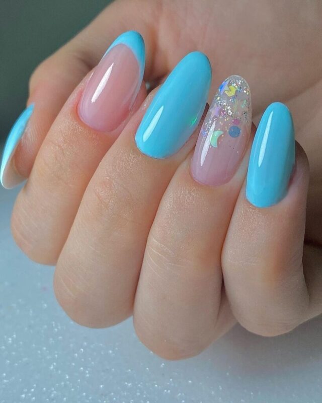 unhas azul royal decoradas