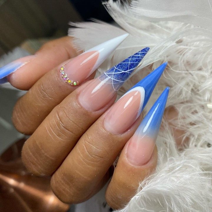 unha stiletto azul marinho decorada