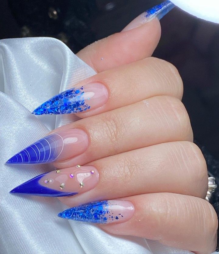 unha stiletto azul claro decorada
