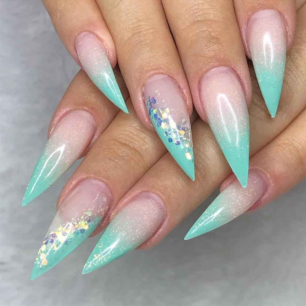 unha stiletto azul com pedraria