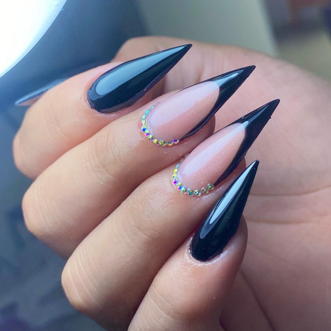 unha stiletto azul bebê decorada