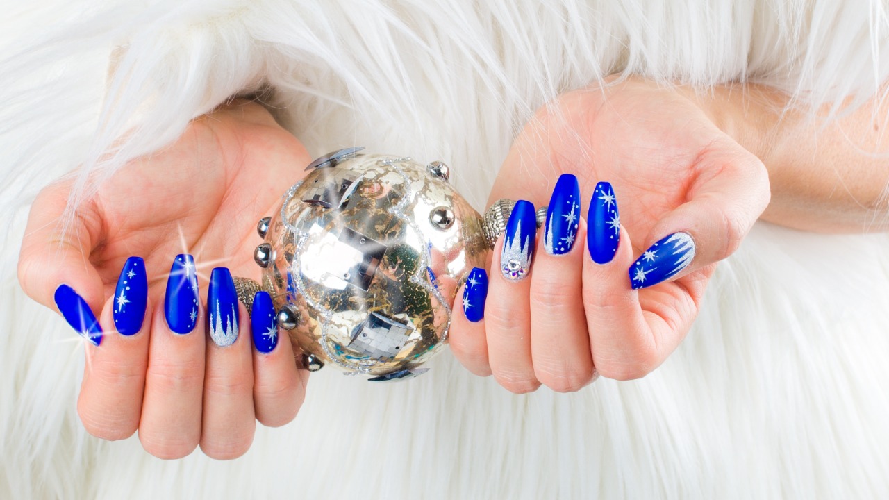unha stiletto azul com glitter