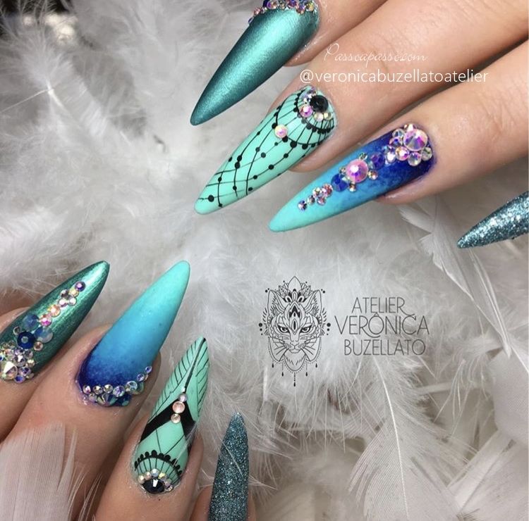 unha stiletto azul curta decorada