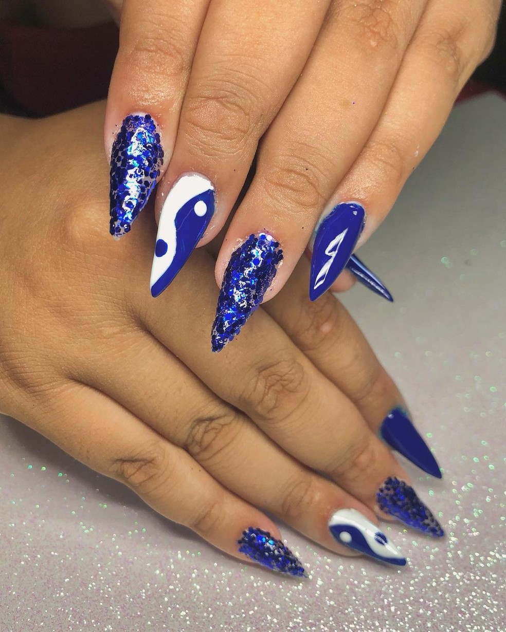 unha stiletto azul longa decorada