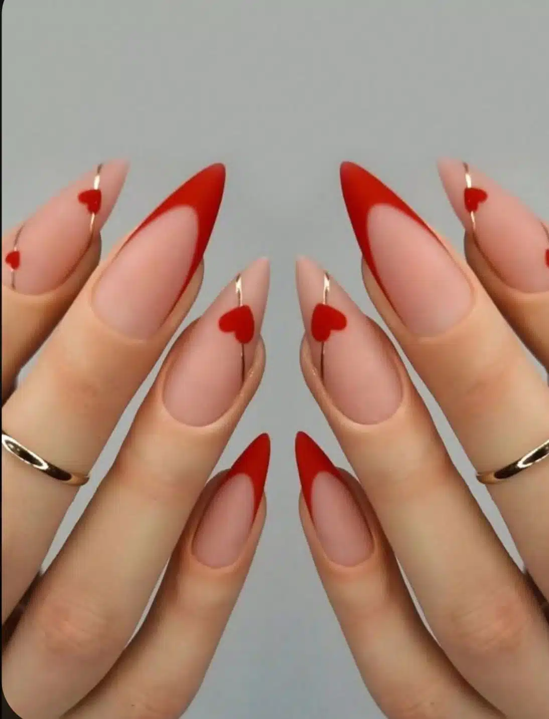 unha stiletto vermelha pequena decorada