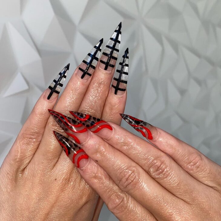 unha stiletto vermelha moderna