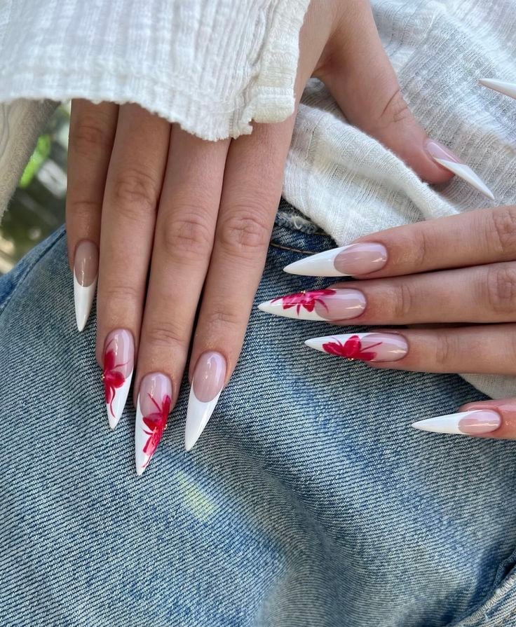unha stiletto decorada com pedrarias