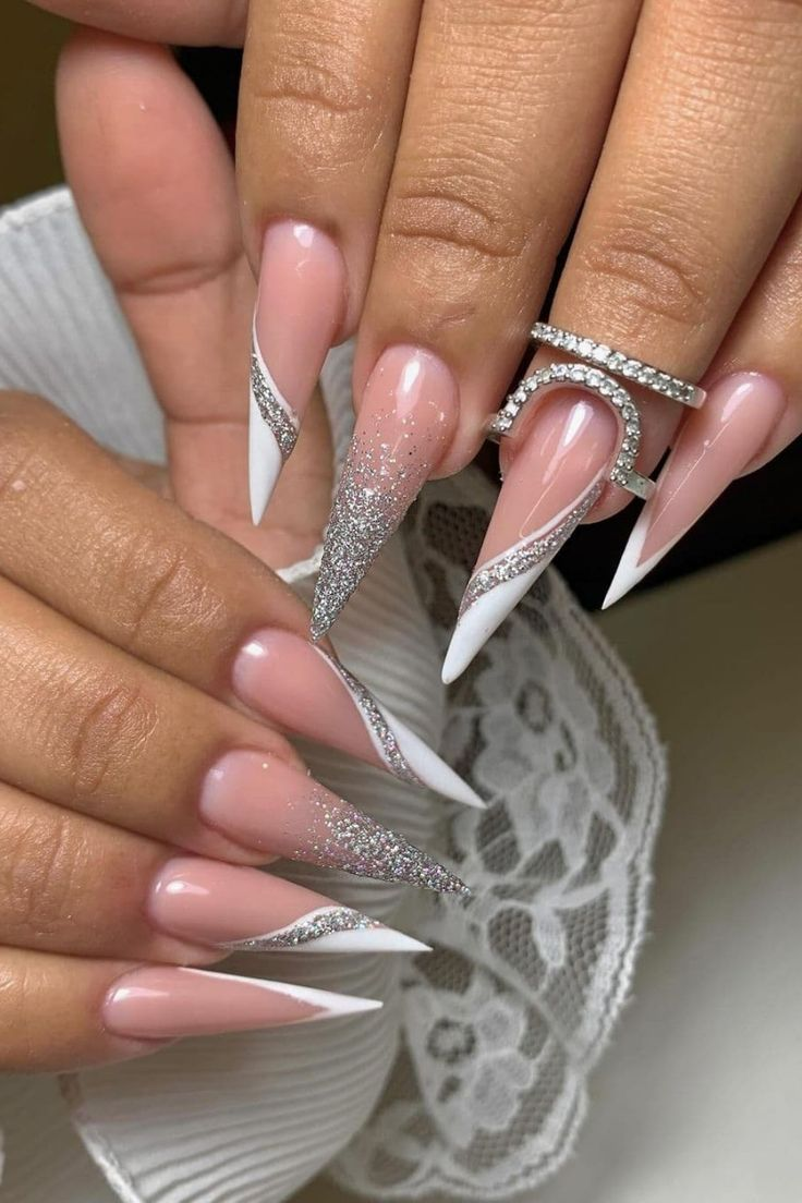 unha stiletto com francesinha preta